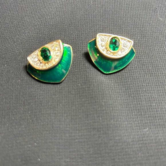 VTG Beautiful Gold Tone Metal and Green Iridescent clip on earrings. Unbranded - Picture 5 of 6